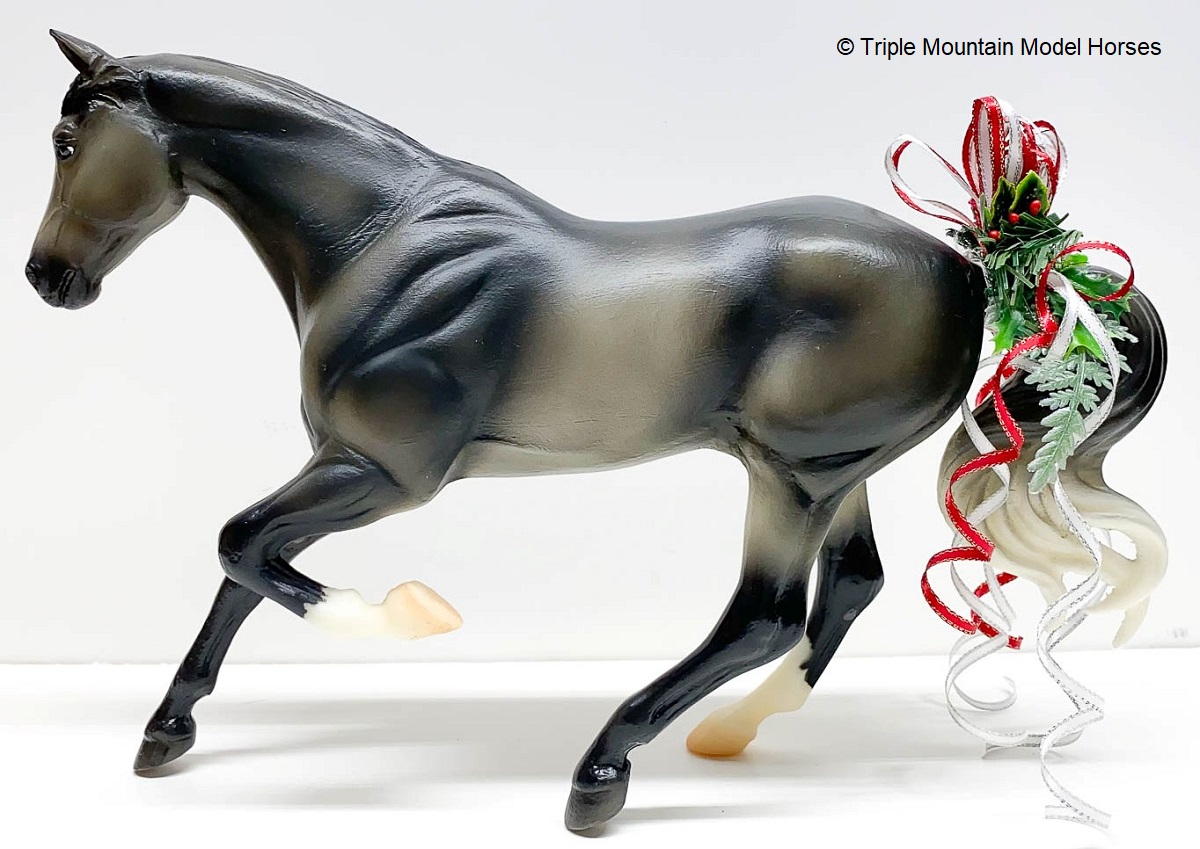 Holiday Horse 2015 - Peppermint Kiss | BreyerHorseRef